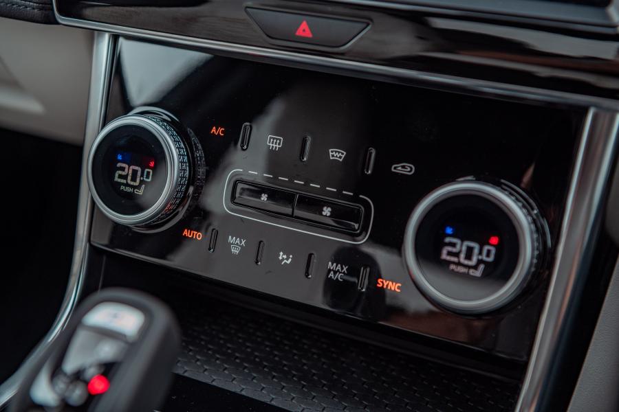 Детали интерьера Jaguar XE D180 S 2019 года  (UK) (фото 13 из 25)
